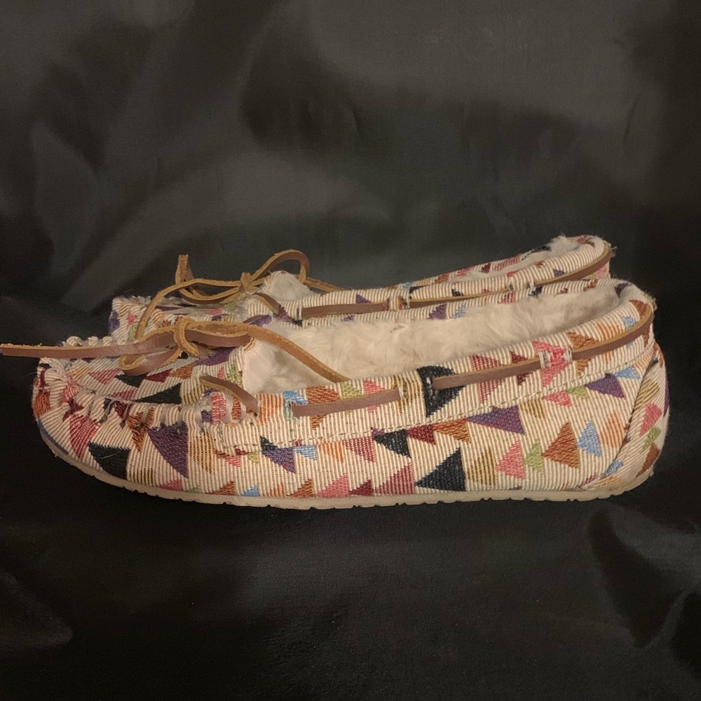 MINNETONKA Lined Multi Colored Print Mocs - Picture 2 of 8